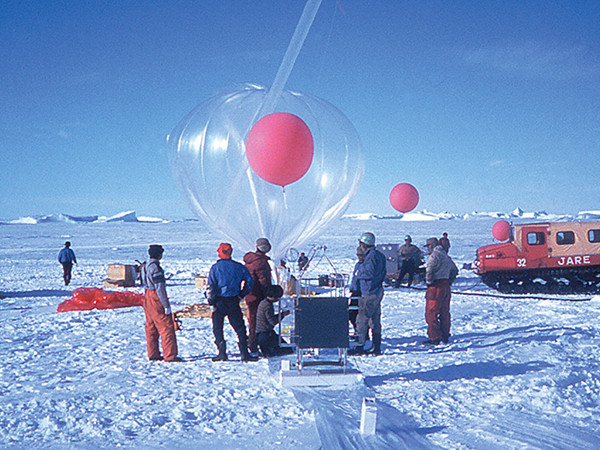 南極観測越冬隊による大気球でのオーロラ観測
